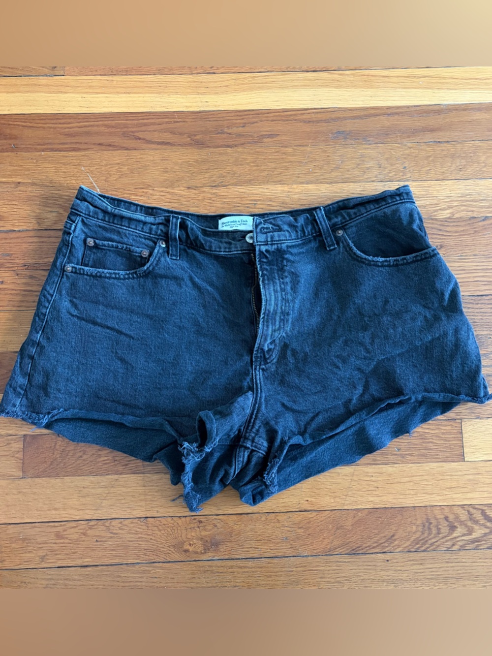 Abercrombie & Fitch Black 90s cutoff shirt, size 33 curve love